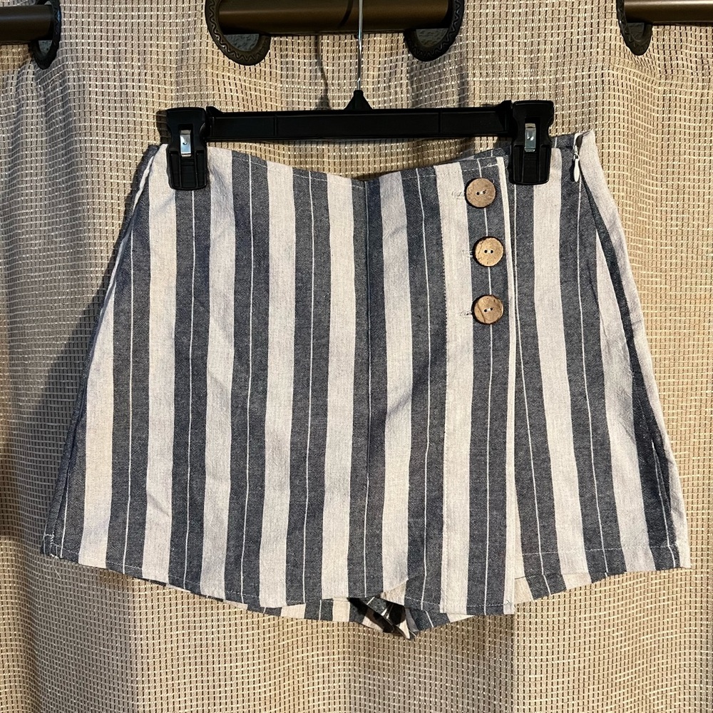 Pull & Bear skort, white and navy blue stripes with tan buttons & a zipper